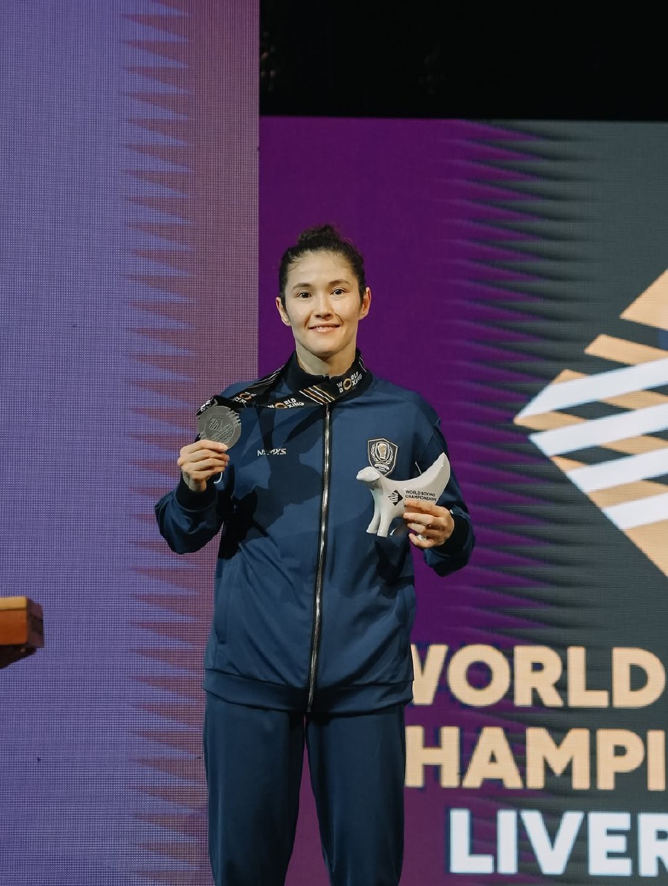 Қыз әдемі сорады Қырыну анустың суреті