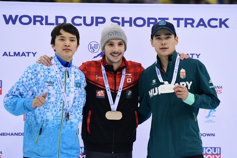 Абзал Ажгалиев финишировал третьим третьего этапа Кубка мира по шорт-треку в Алматы