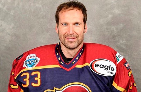 Знаменитый вратарь Петр Чех сменил футбол на хоккей