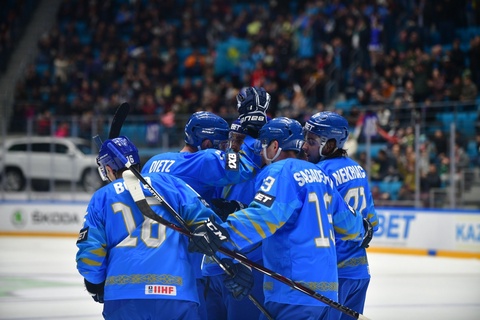 Сборная Казахстана по хоккею одержала третью подряд победу и вышла на второе место на ЧМ-2019