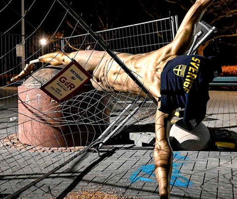 Фанаты шведского "Мальмё" повалили статую футболиста Златана Ибрагимовича.