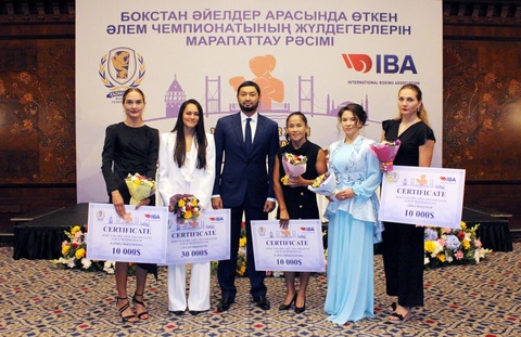 ПРЕЗИДЕНТ КФБ КЕНЕС РАКИШЕВ НАГРАДИЛ ПРИЗЕРОВ ЧЕМПИОНАТА МИРА ПО БОКСУ СРЕДИ ЖЕНЩИН