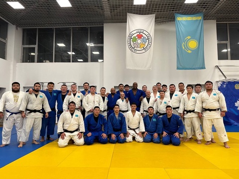 Трехкратный олимпийский чемпион Тедди Ринер тренируется в Казахстане