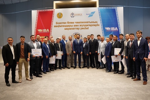 Кенес Ракишев вручил призовые чемпионам Мира по боксу