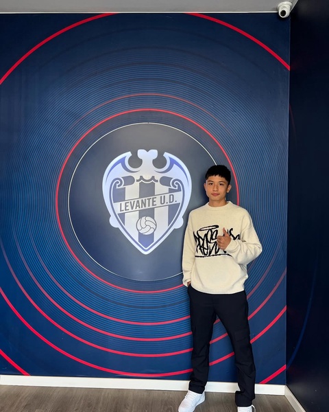 Казахстанский юный футболист подписал контракт с испанским клубом