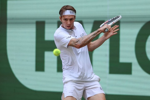 Александр Бублик успешно стартовал на Уимблдоне