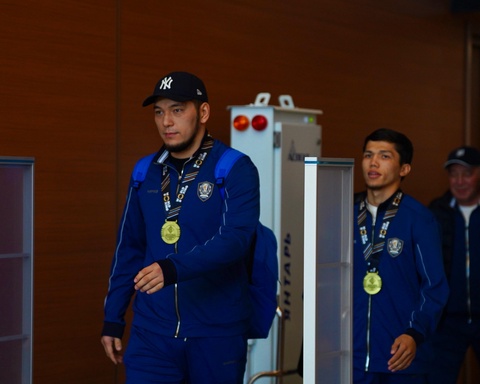 Чемпионы мира по боксу вернулись на родину