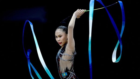 Айбота Ертайқызы завоевала две серебряные медали подряд в упражнениях с булавами и лентой на этапе Гран-при.