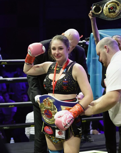 Ангелина Лукас WBF белбеуін иеленді