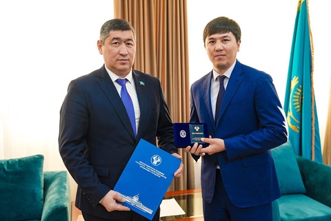 Чемпиону мира по боксу Мерею Акшалову вручили почетную награду