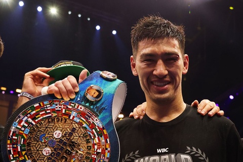 Дмитрий Бивол завоевал титул абсолютного чемпиона мира в полутяжелом весе