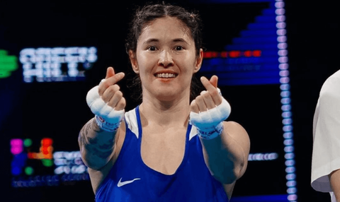Назым Кызайбай стала трехкратной чемпионкой мира по боксу