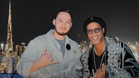 Казахский парень подарил шапан бразильской футбольной звезде Роналдиньо в Дубае