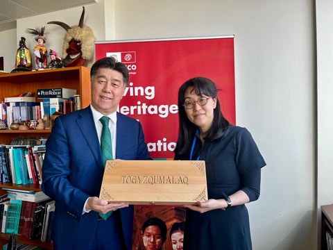 Секретариату ЮНЕСКО была передана доска для игры в тоғызқұмалақ.