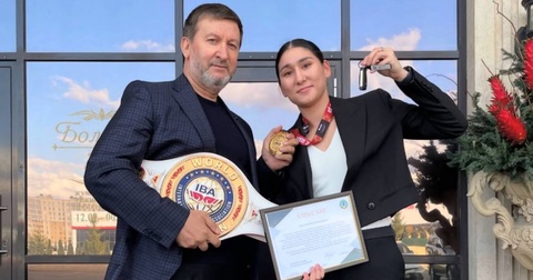 Чемпионке мира по боксу Аиде Абикеевой подарили автомобиль