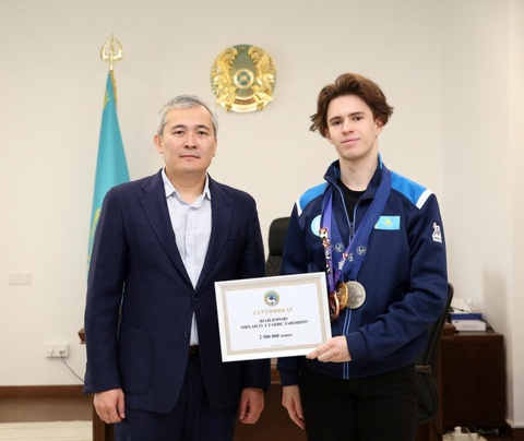 Михаилу Шайдорову вручили ключи от квартиры и денежный приз