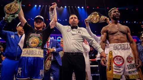 Сауль Альварес победил Уильяма Скалла и стал абсолютным чемпионом мира
