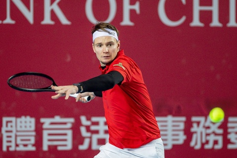 Александр Бублик успешно стартовал на турнире в Гонконге