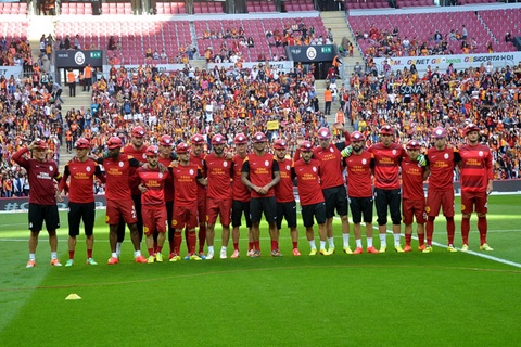 «Галатасарай» футболшылары алаңға каска киіп шықты