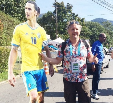 Швеция журналистері Бразилияға  Златан Ибрагимовичтің қалың қағаздан жасалған көшірмесін ала келді