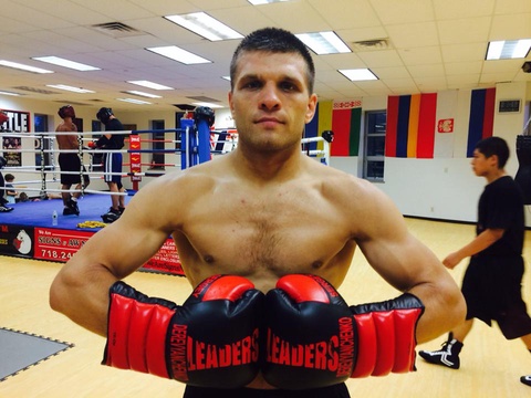 Сергей Деревянченко кәсіпқой бокстағы алғашқы жекпе-жегінде жеңіске жетті