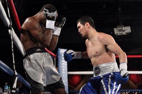 Кәсіпқой бокс. Дәурен Елеусінов қарсыласын бірінші раундта екі рет нокдаунға түсірді