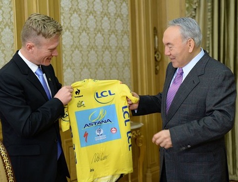 Елбасыға «Тур де Франс» бәйгесінде жеңіске жеткен «Астана» велокомандасының жейдесі тарту етілді