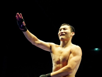 23 наурызда Қанат Ислам колумбиялық Орландо Хесус Эстрадамен кездеседі