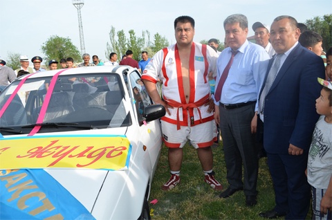 Оңтүстікте «Оңтүстік Қазақстан» қоғамдық-саяси газетінің жүлдесі үшін қазақша күрестен турнир өтті