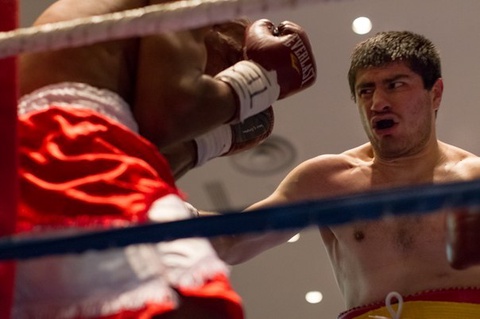 Қазақстандық кәсіпқой боксшы Бақтияр Эюбов қарсыласын 27 секундта ұтты