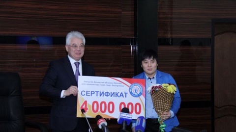 ОҚО әкімі Жазира Жаппарқұлға қаржылай сертификат табыстады