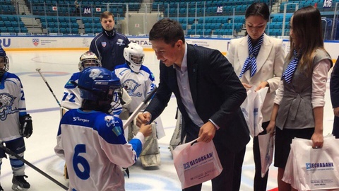 Геннадий Головкин «Барыс» хоккей клубына қонаққа барды 