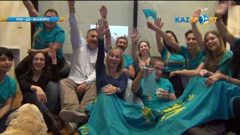 Росариодағы қазақ мәдениеті орталығының өкілдері қазақстандық спортшылар үшін жанкүйер болуда (ВИДЕО)