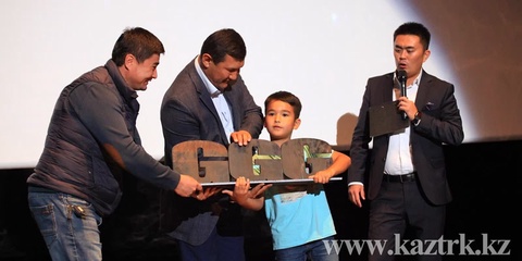 Головкин-Брук кездесуін тамашалауға келген ең жас және ең үлкен жанкүйер сыйлық алды (ФОТО)
