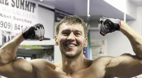 Иса Ақбербаев қарсыласын бірінші раундта нокаутқа түсірді