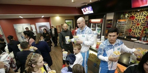 Бокстан Рио Олимпиадасының жеңімпаздары жетім балаларды киноға апарды