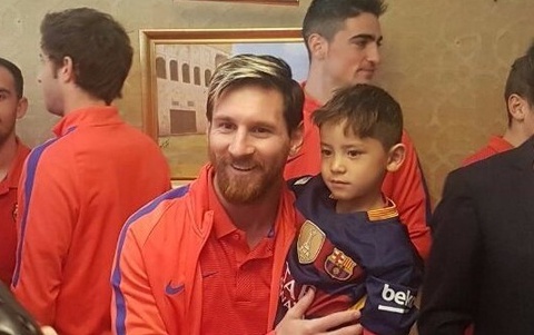 Лионель Месси оның футбол жейдесін пакеттен жасап алған ауғанстандық жанкүйерімен кездесті