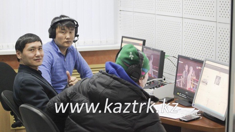 Қанат Ислам-Робсон Ассис жекпе-жегін жүргізген комментаторлар жұмысынан фоторепортаж