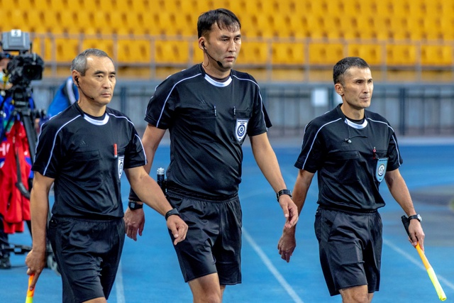 Қазақ футболының кәсіби төрешілері