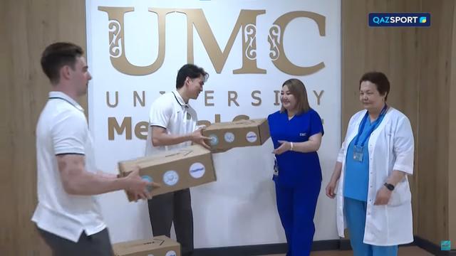 В Национальном научном центре «Ана мен бала» в честь Дня Олимпиады были вручены подарки