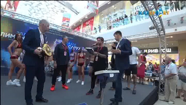 Иса Акбербаев прошел взвешивание перед титульным боем