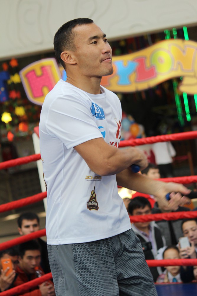 "QAZAQ" провел открытую тренировку перед боем в Алматы