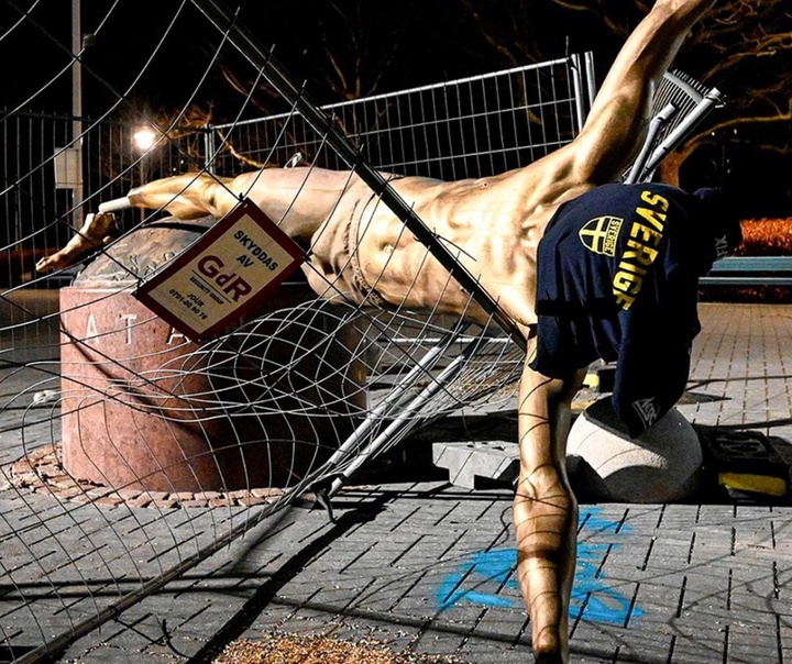 Фанаты шведского "Мальмё" повалили статую футболиста Златана Ибрагимовича.