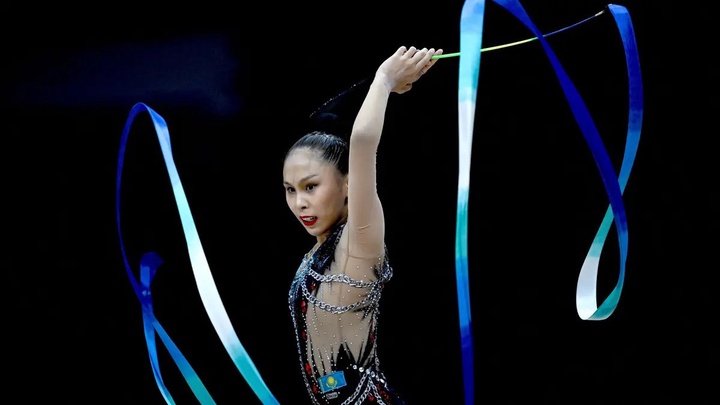 Айбота Ертайқызы завоевала две серебряные медали подряд в упражнениях с булавами и лентой на этапе Гран-при.