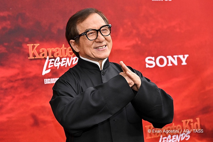 Джеки Чан официально стал обладателем чёрного пояса по карате