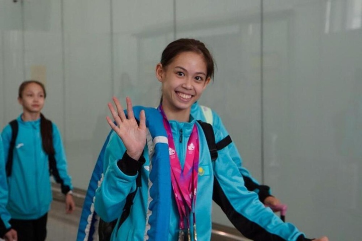 Первая в истории чемпионка мира среди юниоров по художественной гимнастике Акмарал Ерекешева вернулась на родину
