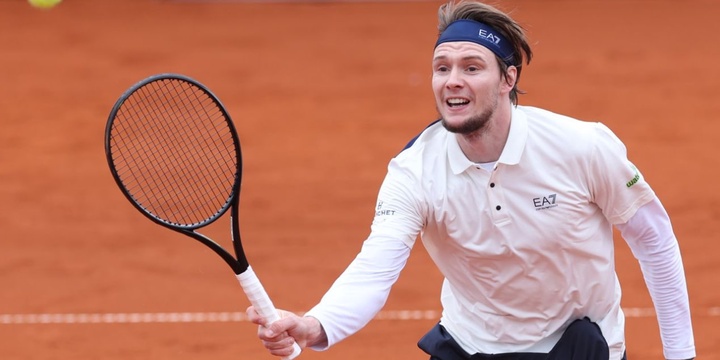 Александр Бублик уступил Яннику Синнеру в четвертьфинале