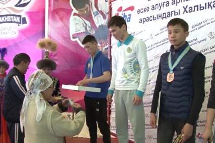 Бекзат Саттархановтың інісі бокс турнирінде жеңімпаз атанды