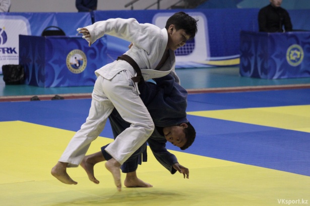 Кадеттер Азия чемпионатының алғашқы күнінде көш бастады