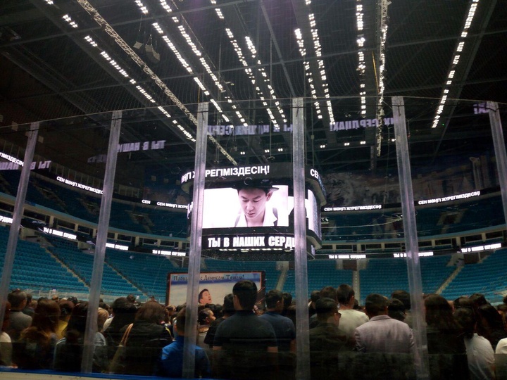 «Қош бол, чемпион!». Қазақстан халқы Денис Тенді ақтық сапарға шығарып салды